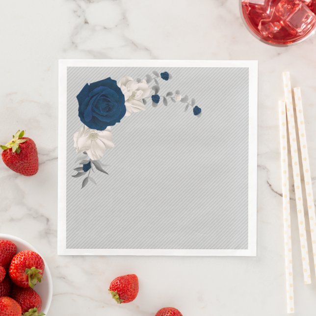 Serviette En Papier marine et fleurs blanches gris arrière - plan mari (En situation)