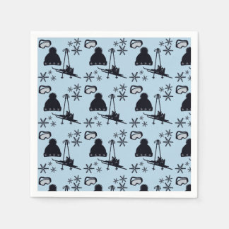 Serviette En Papier Matériel de ski noir et flocons de neige sur bleu