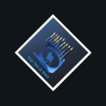 Serviette En Papier Métallurgique Bleu Chanukkah Menorah<br><div class="desc">Un rêve moderniste bleu métallique contre un arrière - plan sombre et nocturne. Deux des lettres hébraïques trouvées sur un dreidel,  une nonne et un shin,  brillent brillamment. Ajoutez votre propre texte.</div>