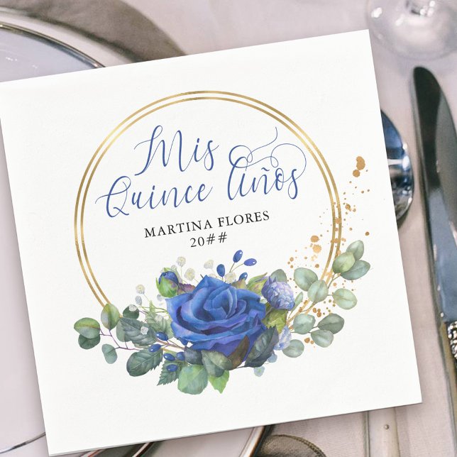 Serviette En Papier Mis Quince Anos Blue Rose et parti Eucalyptus (Elegant Mis Quince Anos napkins with elegant blue rose floral arrangement in gold frame.)