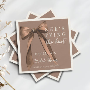 Serviette En Papier Mocha Brown Elle Noue Le Nœud Papillon Réception D