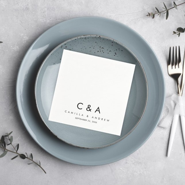 Serviette En Papier Monogramme de mariage simple noir et blanc (Simple Modern Black and White Wedding Monogram Cocktail Hour Party Napkins with Names and Date.)