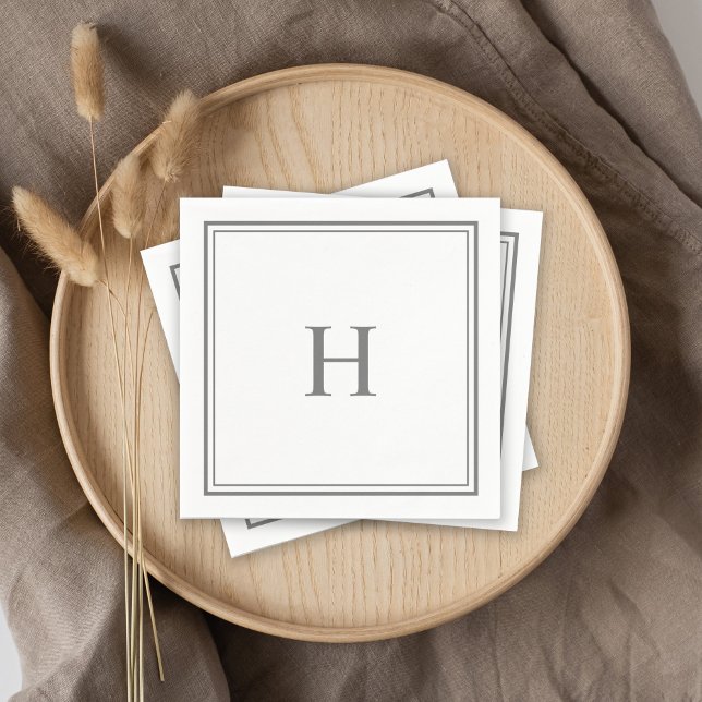 Serviette En Papier Monogramme gris simple avec serviettes de bordure (Custom cocktail napkins to personalize with your monogram initial.)