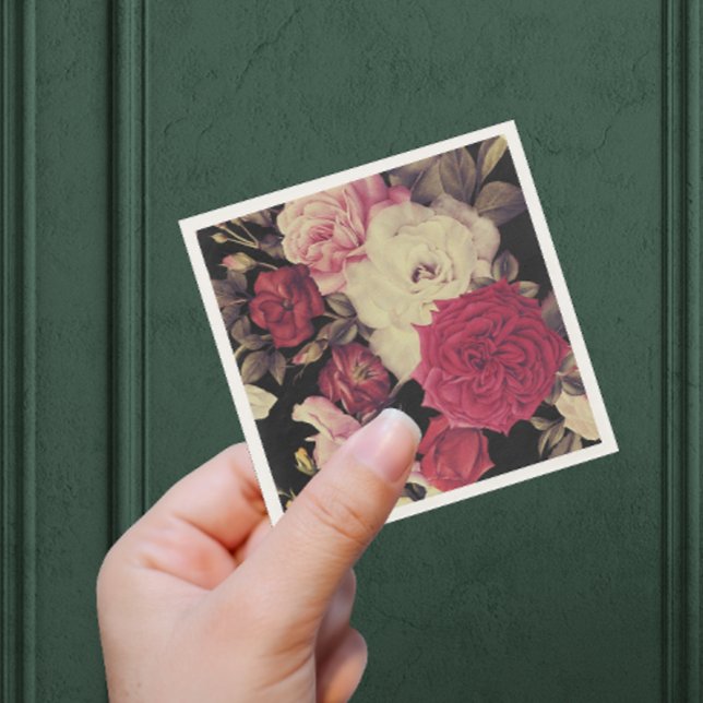 Serviette En Papier Moody romantique Mariage Floral Noir (This lovely wedding napkin features lush blooms on an elegant black background.)