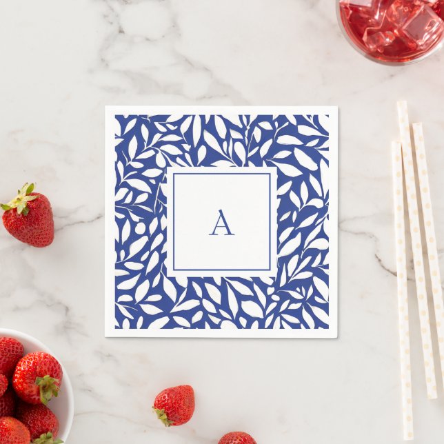 Serviette En Papier Motif de feuille de monogramme bleu et blanc (En situation)