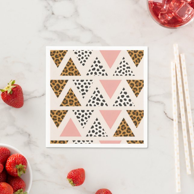 Serviette En Papier Motif Léopard Chic et Triangle Rose (En situation)