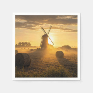 Serviette En Papier Moulin à vent hollandais dans un champ de foin mat