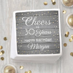 Serviette En Papier N'IMPORTE QUEL Anniversaire Soirée Gris Bois & Par<br><div class="desc">Ajoutez une touche personnalisée élégante aux décorations de fête d'anniversaire avec ces serviettes en papier parties scintillant en faux gris et en or. Design dispose de la calligraphie script moderne éditable "Cheers to 30 Years" et faux confetti parties scintillant sur un rustique arrière - plan de style de bois gris....</div>