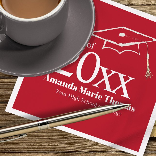 Serviette En Papier Nom de diplôme rouge Script Classe Année Design (Red graduation napkins with custom name and class year, bold modern design)