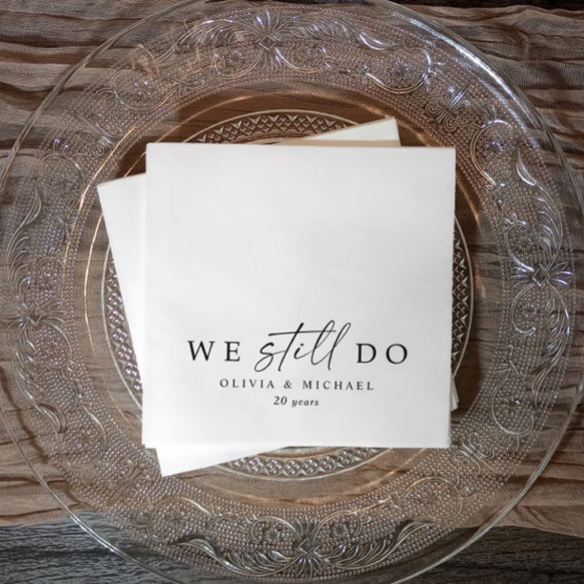 Serviette En Papier Nous faisons toujours moderne Anniversaire Noir et (We still do custom wedding anniversary napkins in modern black and white handwriting script.)