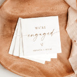 Serviette En Papier Nous sommes Engaged Napkins, Modern Engagement Par<br><div class="desc">Ces adorables serviettes en papier de fin d'engagement minimaliste sont décorées de couleurs neutres et d'un design moderne et minimaliste. Ils sont une façon parfaite d'accentuer la table de cocktail, de nourriture ou de dessert de votre fiançailles ! Personnalisez les couleurs et le libellé du texte pour correspondre parfaitement à...</div>