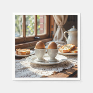 Serviette En Papier Œufs bruns de petit-déjeuner dans des coquetiers