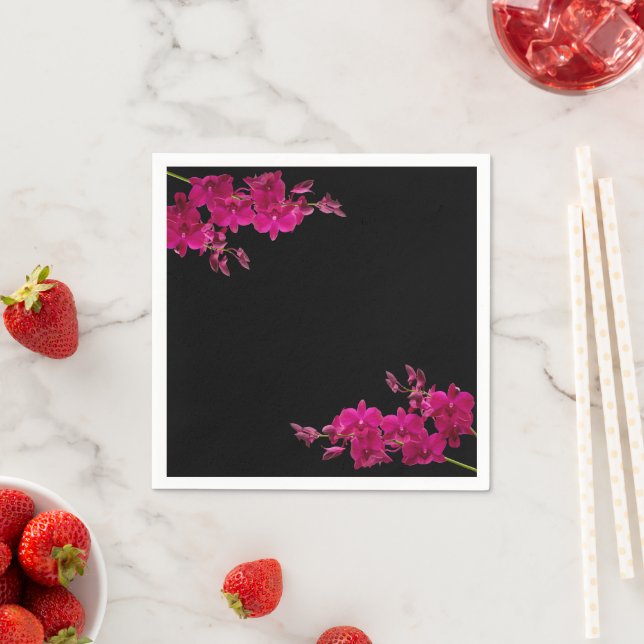 Serviette En Papier Orchidées Fuchsia sur Mariage noir (En situation)