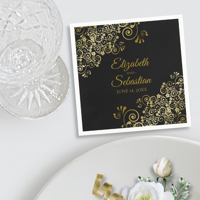 Serviette En Papier Ornate Gold Floral Filigree Élégant Mariage noir (In Situ with Plate)