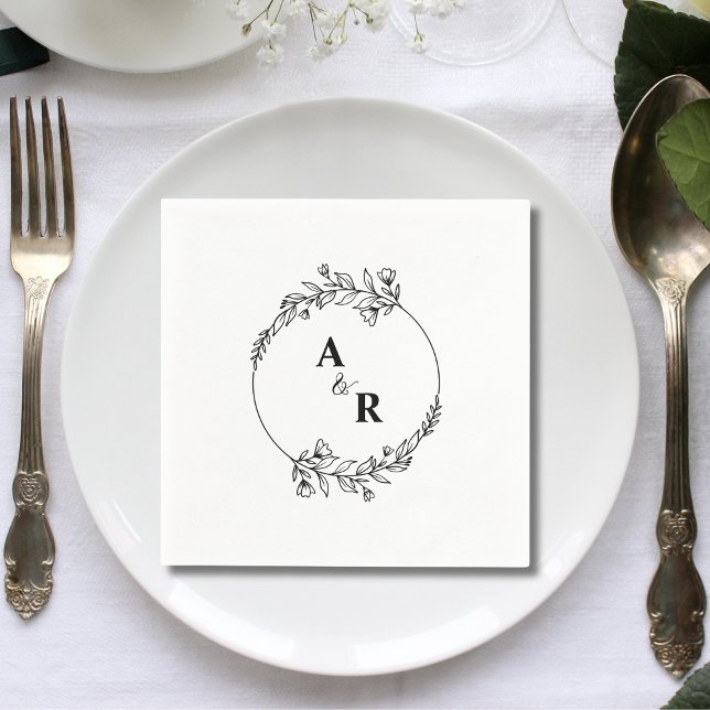 Serviette En Papier Papier de mariage à initiale de couple classique é (Elegant classic couple initial wedding paper napkins add timeless charm to wedding receptions.)