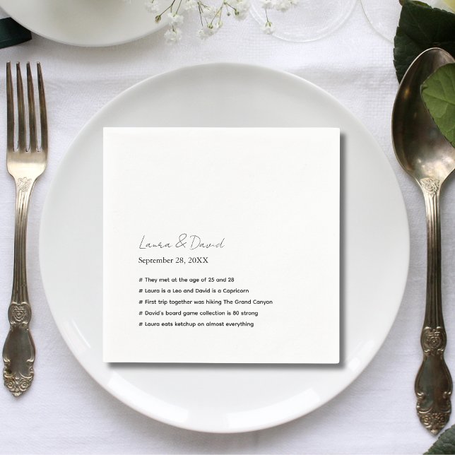 Serviette En Papier Papier de mariage faits amusants écriture moderne  (Personalized modern script fun facts napkins add playful charm to wedding cocktails.)