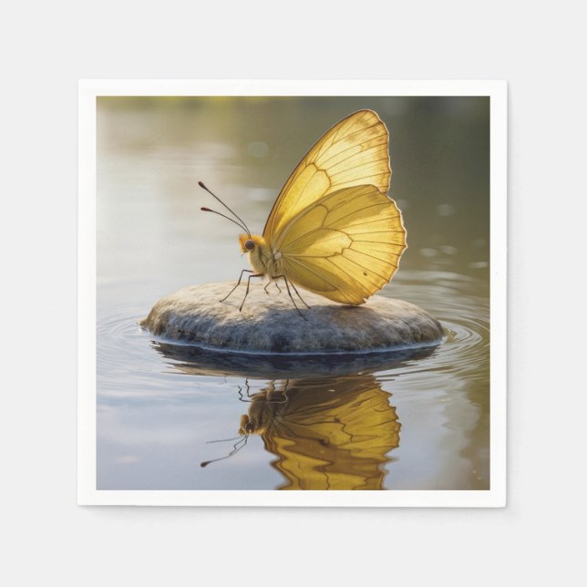 Serviette En Papier Papillon doré sur une roche dans l'eau (Devant)