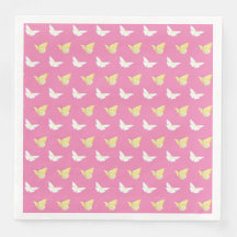 Papillons blancs et jaunes clairs volant rose