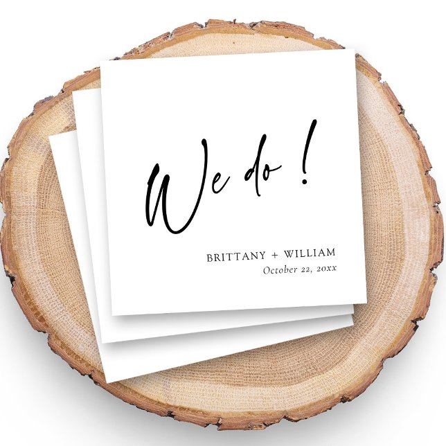 Serviette En Papier Personnalisé noir et blanc Nous faisons Script Mar (Personalized wedding napkins with black and white "We Do!" script and couple names, modern design)