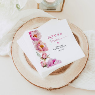 Serviette En Papier Pétales florales rose vif et mariée au parquet