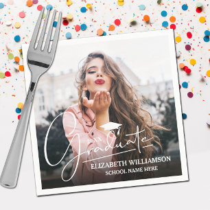 Serviette En Papier Photo de la casquette de graduation de script blan