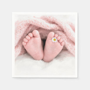 Serviette En Papier Pieds de bébé fille avec une marguerite blanche