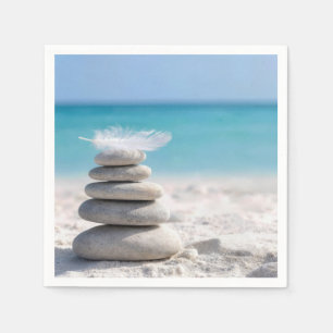 Serviette En Papier Plume blanc sur un cairn de plage