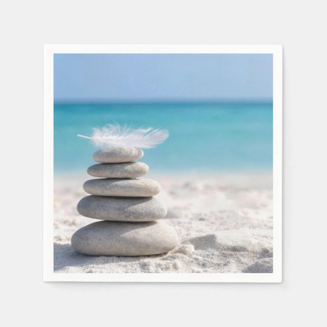Serviette En Papier Plume blanc sur un cairn de plage (Devant)