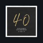 Serviette En Papier Quarante | Gold & Black Lettering 40th Birthday Pa<br><div class="desc">Cette simple serviette personnalisée ajoutera des détails élégants à votre fête du 40e anniversaire. Ce design présente des lettres "40" en or chic avec du texte personnalisé sur un arrière - plan noir. Des invitations et des fournitures de fête correspondants sont disponibles dans ma boutique BaraBomDesign.</div>