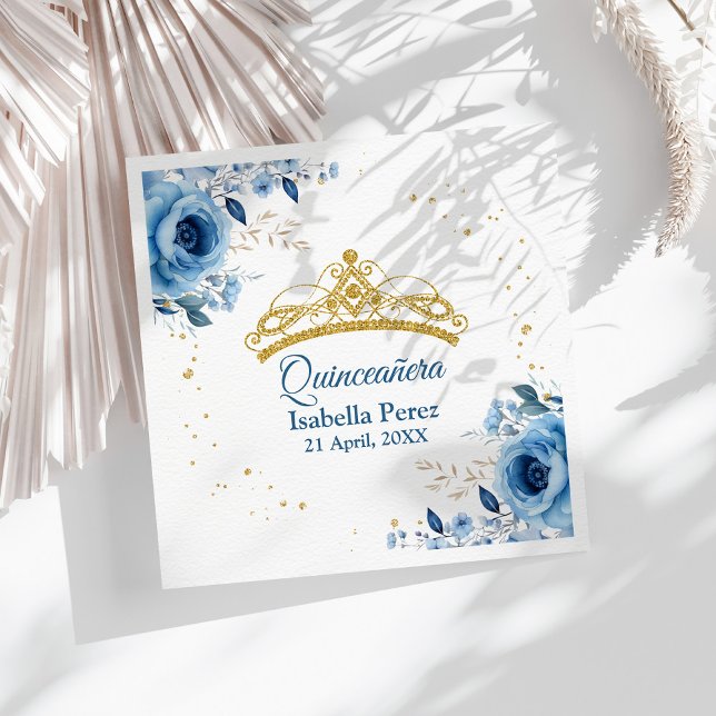 Serviette En Papier Quinceanera Gold Tiara Parties scintillant et Blue (Quinceanera Gold Tiara Glitter and Blue Floral Napkins on a sunny table with white boho dry flowers)