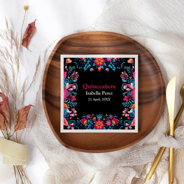 Serviette En Papier Quinceanera noire mexicaine Fiesta Anniversaire (Floral Quinceanera Black Mexican Fiesta Birthday Napkins on a boho floral table.)