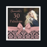 Serviette En Papier Rose or parties scintillant damask 30th Birthday p<br><div class="desc">parties scintillant en or rose noir damé | 30e anniversaire serviette en papier. Trente et fabuleux ! Une belle élégante parties scintillant rose rose rose or moderne damask floral 30th Birthday Party napkin vous pouvez personnaliser votre fête de trentième anniversaire célébration. Au centre, joli arc rose. Remplacez l'exemple de photo...</div>