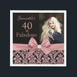 Serviette En Papier Rose or parties scintillant damask 40th Birthday p<br><div class="desc">parties scintillant en or rose noir damé | serviette en papier du 40e anniversaire. Quarante et fabuleux ! Une belle élégante parties scintillant rose rose rose or moderne damas floral 40th Birthday Party napkin vous pouvez personnaliser votre célébration de quarantième anniversaire. Au centre, joli arc rose. Remplacez l'exemple de photo...</div>