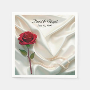 Serviette En Papier Rose rouge d'anniversaire et perles sur satin