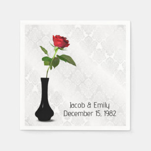 Serviette En Papier Rose Rouge Dans Le Vase Sur Damas Blanc