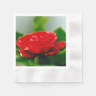 Serviette En Papier Rose rouge du matin recouverte de gouttes de rosée