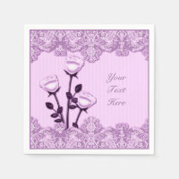 Roses de satin rose élégant et serviettes en dente