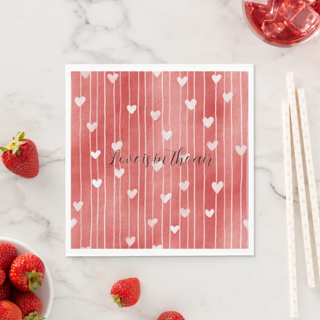 Serviette En Papier Rouge Romantique Rayures Blanches Cœurs Amour (En situation)