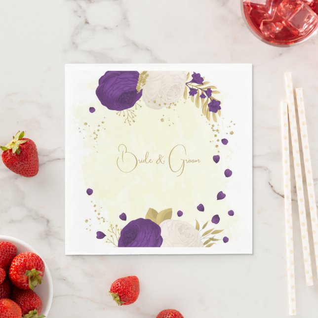 Serviette En Papier royal violet & fleurs blanches or mariage (En situation)