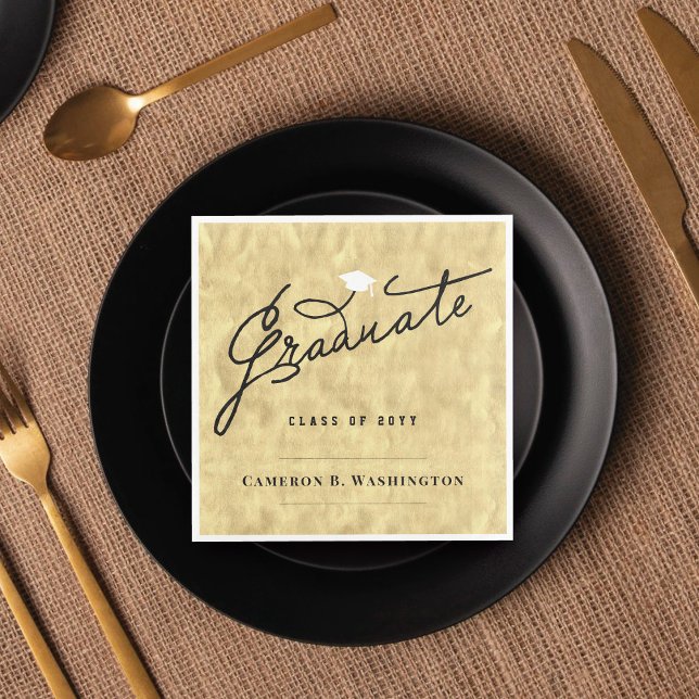 Serviette En Papier Scénario de remise de diplômes élégant avec feuill (Stylish Graduate Script Gold Foil Graduation Cap Grad Party Paper Napkin @ zazzle.com/color_therapy)