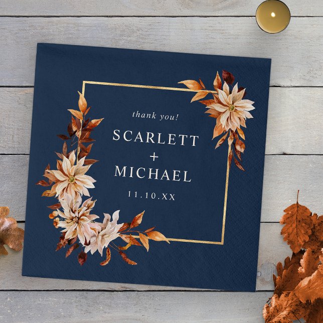 Serviette En Papier Serviettes de mariage automnal bleu marine (Personalized Navy Blue Fall Floral Gold Frame Wedding Napkins by Painted Paperie

)