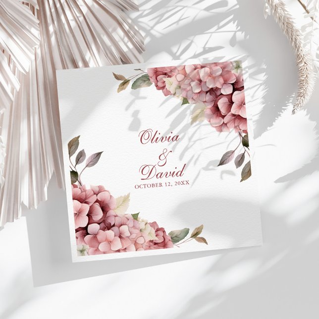 Serviette En Papier Serviettes de mariage aux hortensias Rose Poussiér (Modern Elegant Dusty Rose Hydrangea Wedding Paper Dinner Napkins on a sunny white table.)