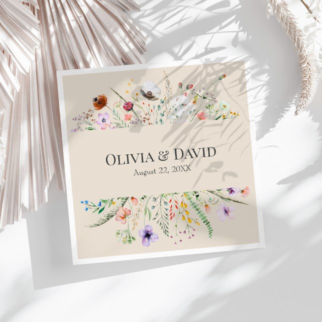 Serviette En Papier Serviettes de Mariage de pré-Fleur sauvage Taupe (Taupe Wildflower Meadow Wedding Napkins on a sunny white table.)