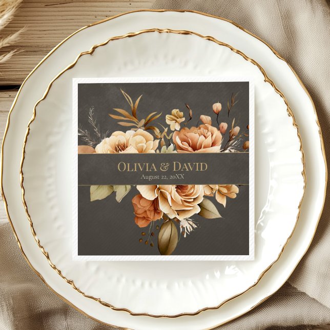 Serviette En Papier Serviettes de mariage florales Taupe élégantes (Elegant Taupe Floral Wedding Napkins on a wedding table with gold and white porcelain plate)