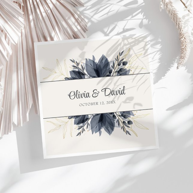 Serviette En Papier Serviettes Mariages Fleurs Gris Douces (Gentle Gray Flowers Wedding Napkins on a sunny white table.)