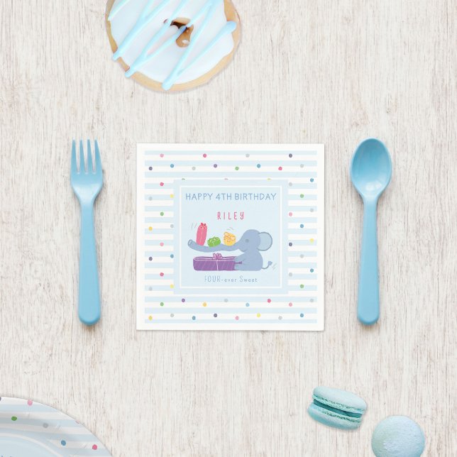 Serviette En Papier Serviettes pour la fête d'anniversaire de l'élépha (Cute pastel elephant 4th birthday napkins with sweet dots and stripes for your party.)