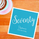 Serviette En Papier Simply Modern Script Blue 70th Birthday Party<br><div class="desc">Simply Modern Script Blue 70th Birthday Special unique et élégante serviettes d'anniversaire Bleu spécialement conçu pour vos amis qui tournent le merveilleux jalon de 70! Ces serviettes personnalisées ajoutent une touche parfaite aux paramètres de votre table de fête d'anniversaire. Planifiez votre fête avec plus de fournitures de fête d'anniversaire de...</div>