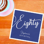 Serviette En Papier Simply Modern Script Navy Blue 80th Birthday Party<br><div class="desc">Simply Modern Script Navy Blue 80th Birthday Special unique et élégant Marine Blue anniversaire Napkins spécialement conçu pour vos amis qui tournent le merveilleux jalon de 80! Ces serviettes personnalisées ajoutent une touche parfaite aux paramètres de votre table de fête d'anniversaire. Planifiez votre fête avec plus de fournitures de fête...</div>