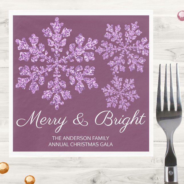 Serviette En Papier Snowflake Plum Bling Mini fête de Noël (Personalize these Merry & Bright Christmas personalized paper napkins in dark purple with snowflakes)