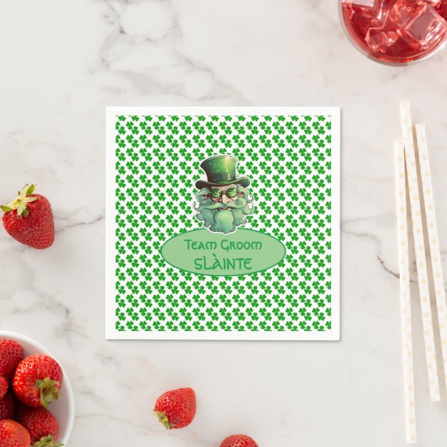 Serviette En Papier Team Groom Shamrocks Petits trèfles 3 feuilles (En situation)